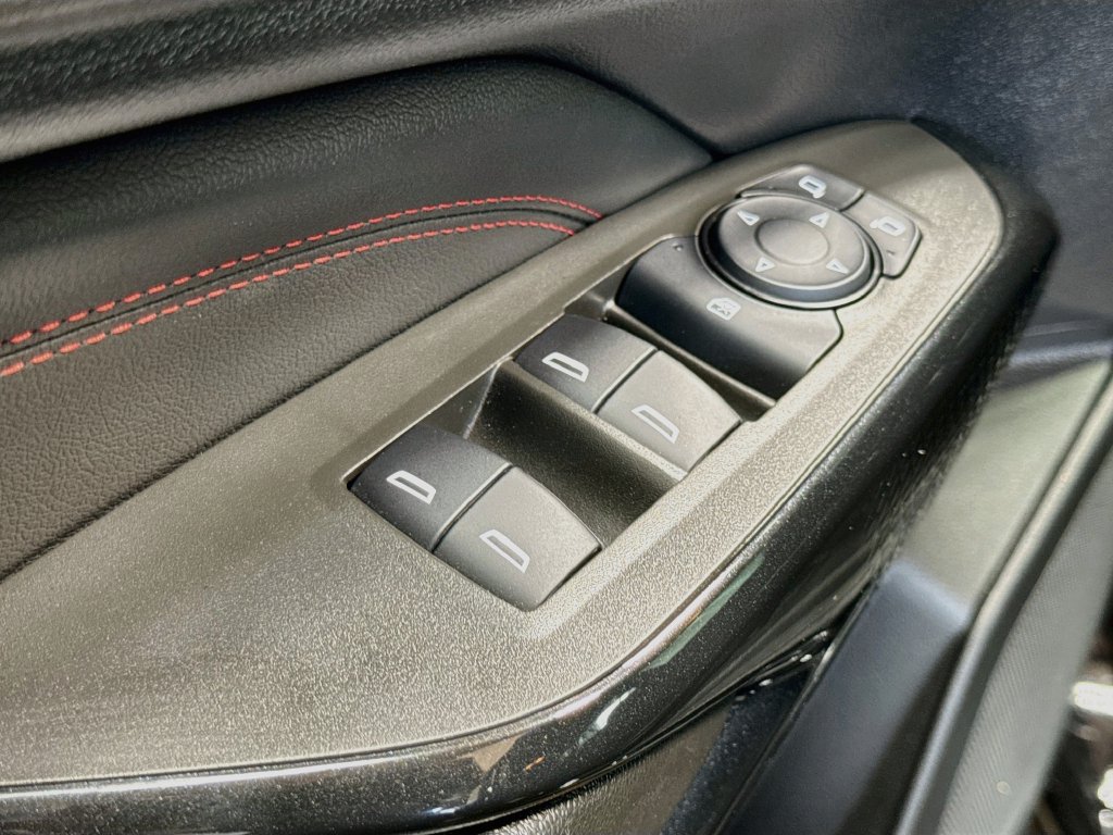 Used 2025 Chevrolet Trax RS w/ Sunroof Package FWD image 17