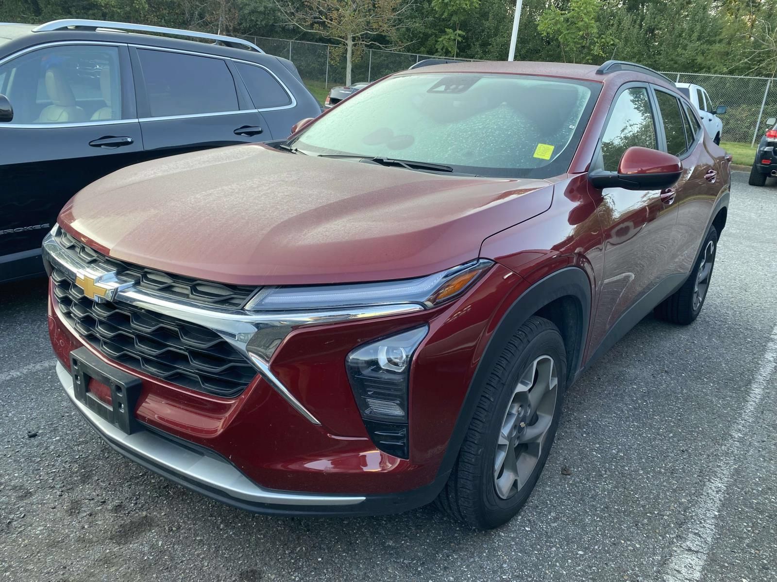 Used 2025 Chevrolet Trax LT FWD image 2