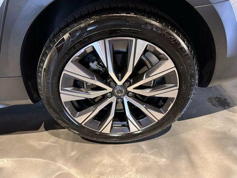 Used 2025 Volvo V90 B6 Cross Country Plus w/ Protection Package Premier AWD/4WD image 11