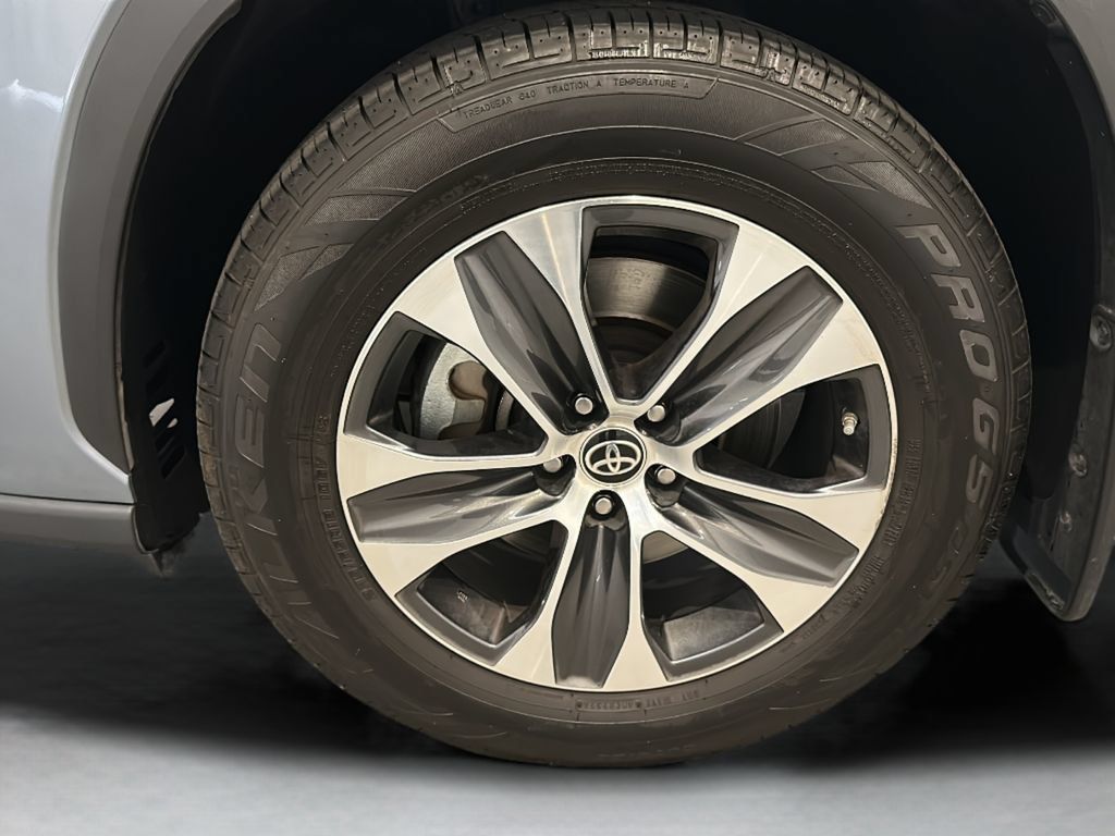 Used 2022 Toyota Highlander XLE AWD/4WD image 9