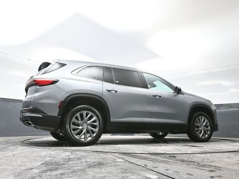 Used 2025 Buick Enclave Preferred w/ Power Package image 55