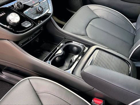 New 2026 Chrysler Pacifica Limited w/ Uconnect Theater Family Group image 7