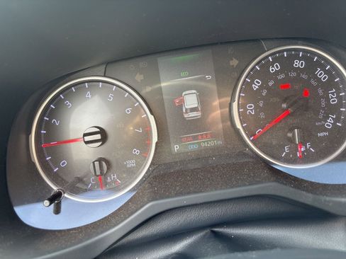 Used 2019 Toyota RAV4 LE FWD image 3