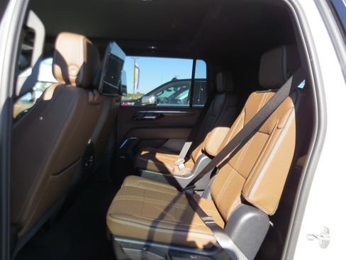 Used 2025 Chevrolet Suburban High Country image 15