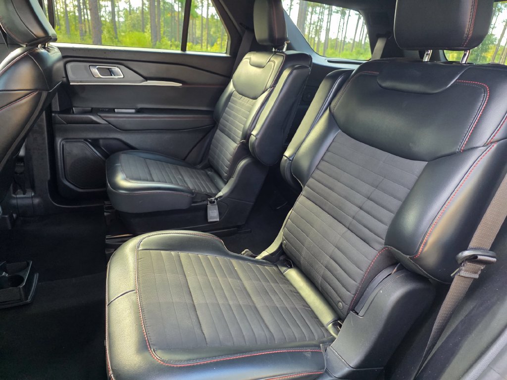 Used 2025 Ford Explorer ST-Line w/ Premium Package RWD image 16