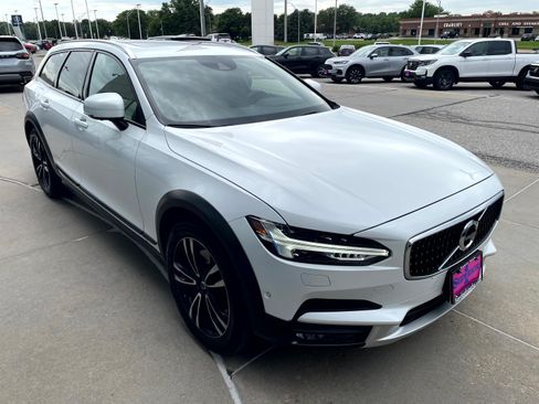 Used 2018 Volvo V90 T5 Cross Country w/ Convenience Package AWD/4WD image 4