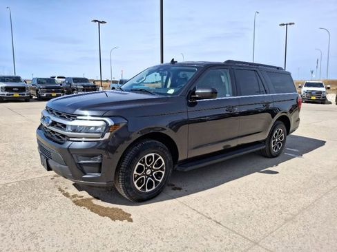 Used 2024 Ford Expedition Max XLT image 3