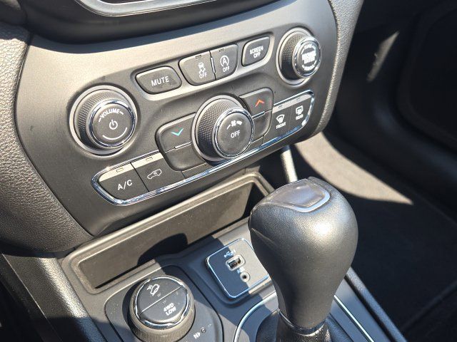 Used 2021 Jeep Cherokee Latitude Lux w/ Sun & Sound Group AWD/4WD image 16