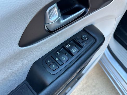 Used 2017 Chrysler Pacifica Touring image 10