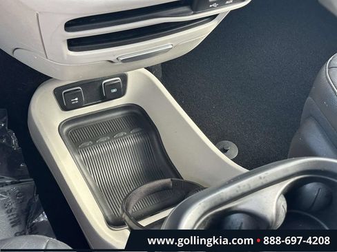 Used 2017 Chrysler Pacifica Touring-L w/ Tire & Wheel Group FWD image 27