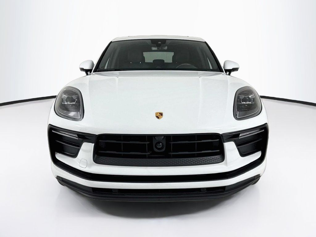 Certified 2025 Porsche Macan AWD/4WD image 6