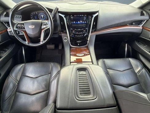 Used 2019 Cadillac Escalade Luxury AWD/4WD image 16