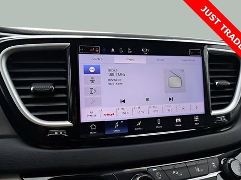 Used 2024 Chrysler Pacifica Touring-L image 32