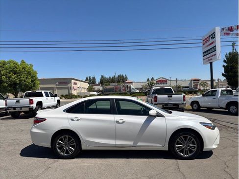 Used 2017 Toyota Camry SE FWD image 3
