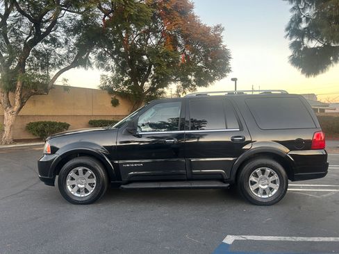 Used 2004 Lincoln Navigator Luxury image 2