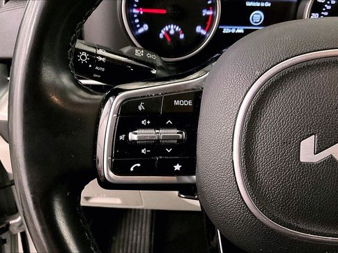 Used 2022 Kia Carnival LX image 17