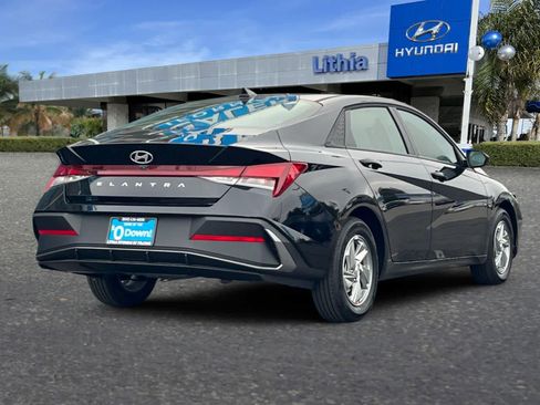 New 2026 Hyundai Elantra SE FWD image 2