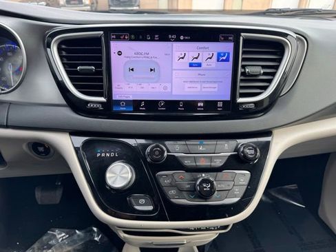 Used 2022 Chrysler Pacifica Touring-L image 11