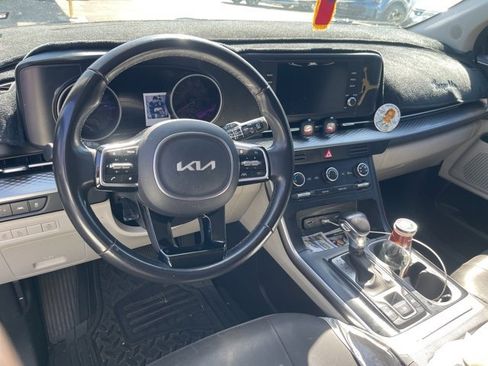 Used 2022 Kia Carnival LX image 6