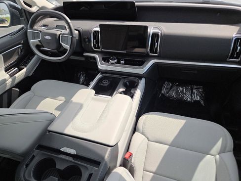 Used 2025 Ford Expedition Platinum w/ Platinum Ultimate Package AWD/4WD image 23