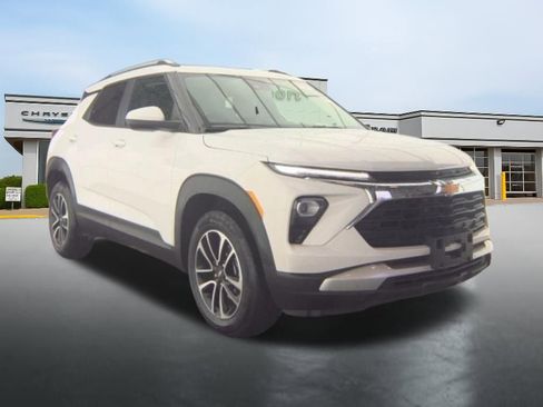 Used 2025 Chevrolet TrailBlazer LT image 2