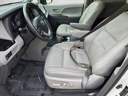Used 2019 Toyota Sienna XLE w/ XLE Navigation Package FWD image 16