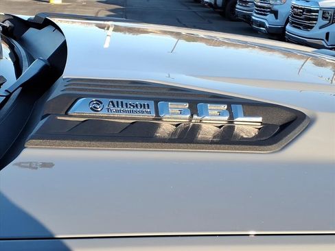 Used 2025 Chevrolet Silverado 2500 ZR2 w/ Technology Package image 9