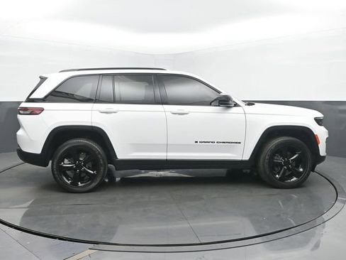 Used 2023 Jeep Grand Cherokee Altitude AWD/4WD image 6