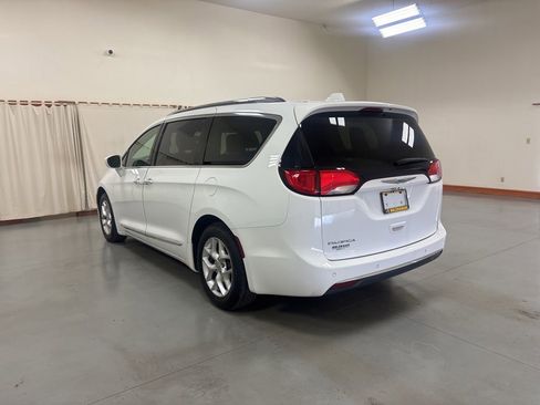 Used 2018 Chrysler Pacifica Touring-L w/ Tire & Wheel Group FWD image 6