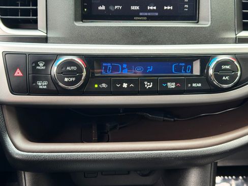 Used 2017 Toyota Highlander Limited FWD image 26