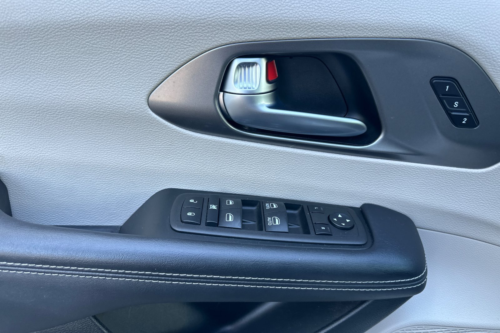 Used 2023 Chrysler Pacifica Touring-L FWD image 11
