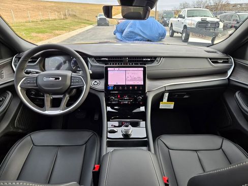 New 2025 Jeep Grand Cherokee Limited image 16