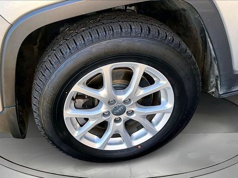 Used 2017 Jeep Cherokee Latitude w/ Cold Weather Group image 30