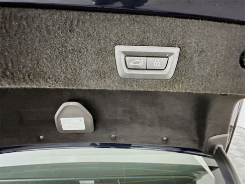 Used 2021 BMW 750i xDrive w/ Executive Package image 31