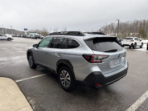 Used 2023 Subaru Outback Premium image 5