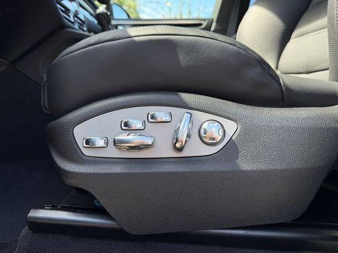 Used 2025 Porsche Macan AWD/4WD image 27