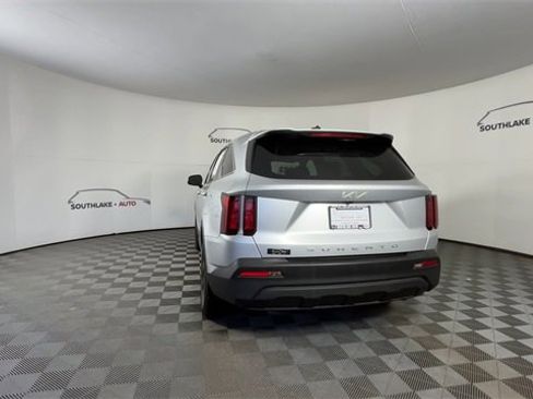 Used 2022 Kia Sorento LX image 7