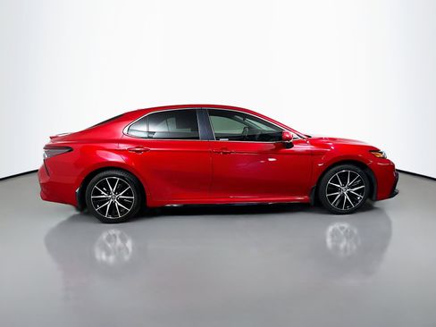 Used 2023 Toyota Camry SE image 3