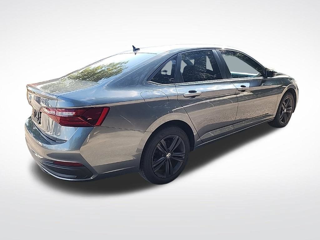 Used 2022 Volkswagen Jetta SE w/ Panoramic Sunroof Package FWD image 4