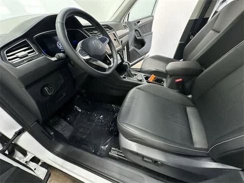 Certified 2022 Volkswagen Tiguan SE image 16
