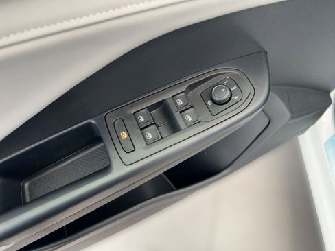 New 2026 Volkswagen Taos SE image 13