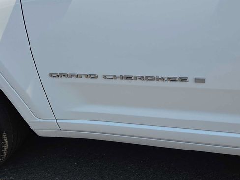 Used 2023 Jeep Grand Cherokee L Overland w/ Rear Seat Video Group I AWD/4WD image 15