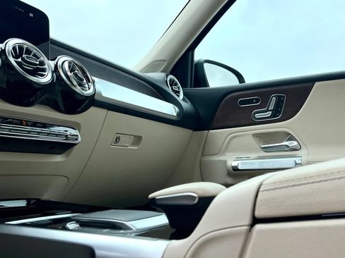 Used 2023 Mercedes-Benz GLB 250 4MATIC image 8