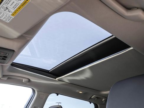 Used 2021 Nissan Rogue Platinum image 9