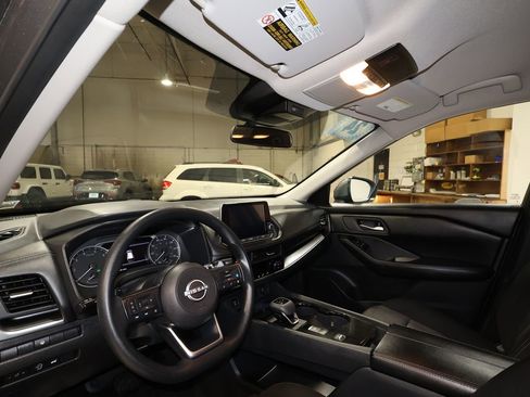 Used 2024 Nissan Rogue SV image 9