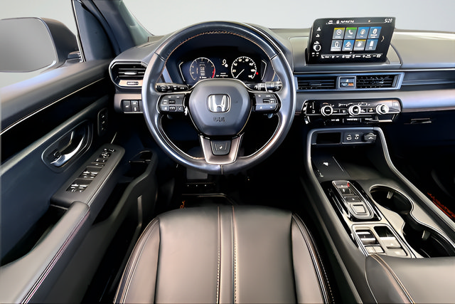 Used 2025 Honda Pilot TrailSport image 8