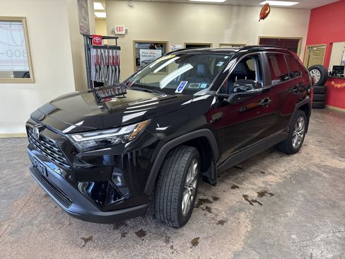 Used 2022 Toyota RAV4 XLE Premium image 3