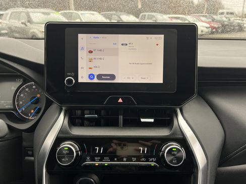 Used 2023 Toyota Venza LE image 18