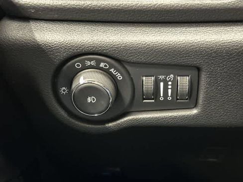 Used 2026 Chrysler Pacifica Limited FWD image 19