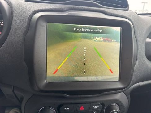 Used 2023 Jeep Renegade Latitude AWD/4WD image 29